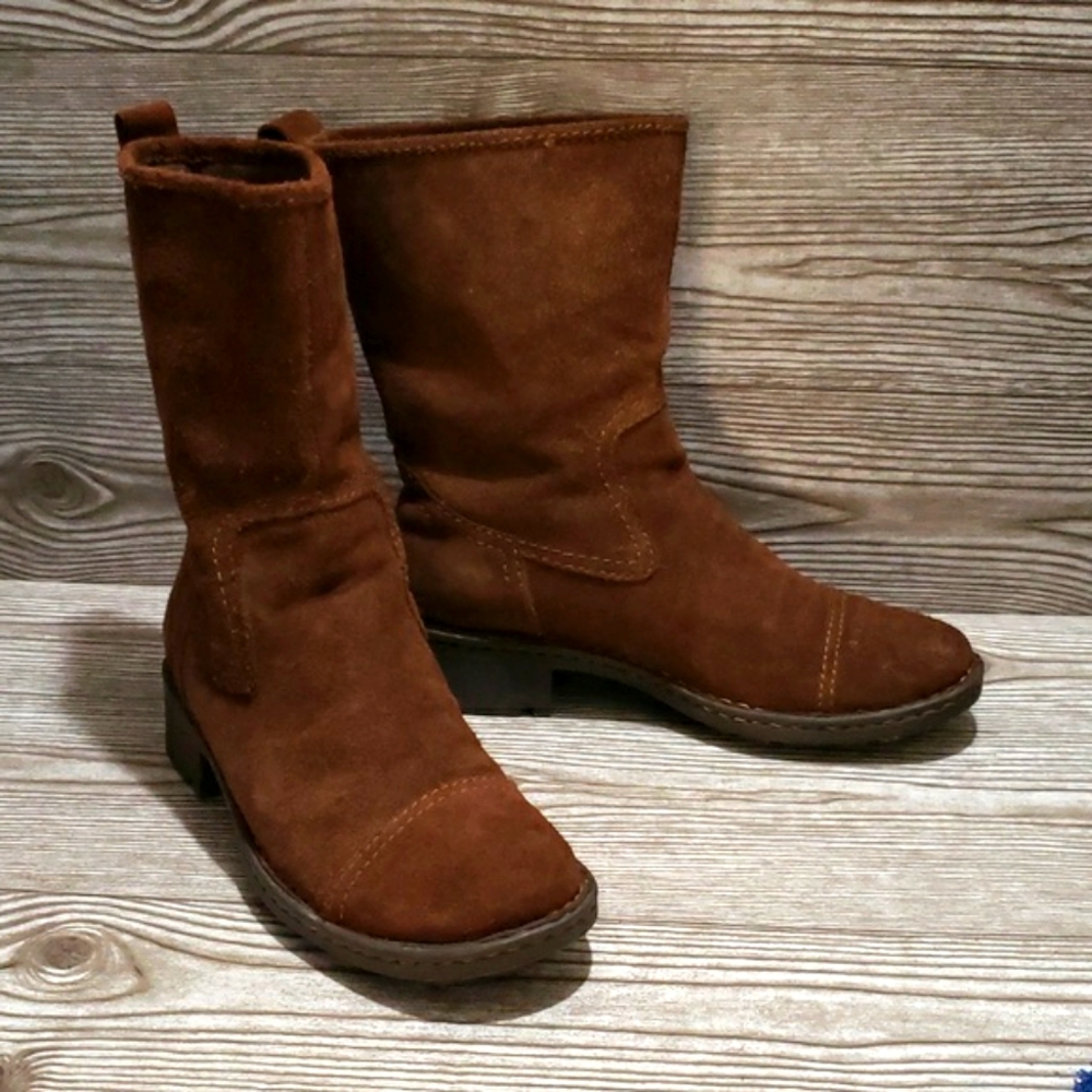 Born 8 brown suede pull on low heel woman boots